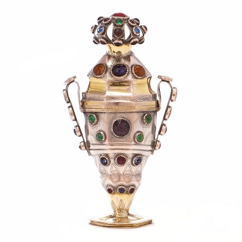 Stort og kraftigt hovedvandsæg med 63 flusser udført af Reimar Diedrich Dethlefsen, Sønderborg, ca. år 1830. H: 13cm