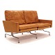 Poul Kjærholm PK31/2 topersoners sofa betrukket med brunt patineret læder. Fremstillet af Fritz Hansen. H: 70cm. L: 137cm. D: 76cm