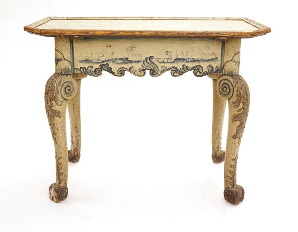 Originaldekoreret bord med talrige skæringer. Nordjylland eller Norge ca. år 1760