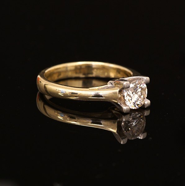 Ring with brillant cut diamond of circa 0,65ct. Ring 14ct Gold. Ringsize: 54