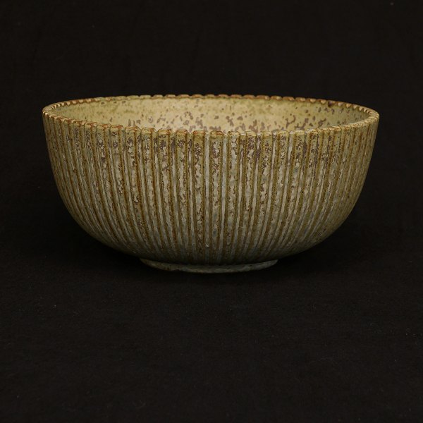 A large stoneware bowl by Arne Bang. Signed. H: 10,3cm. D: 22,2cm