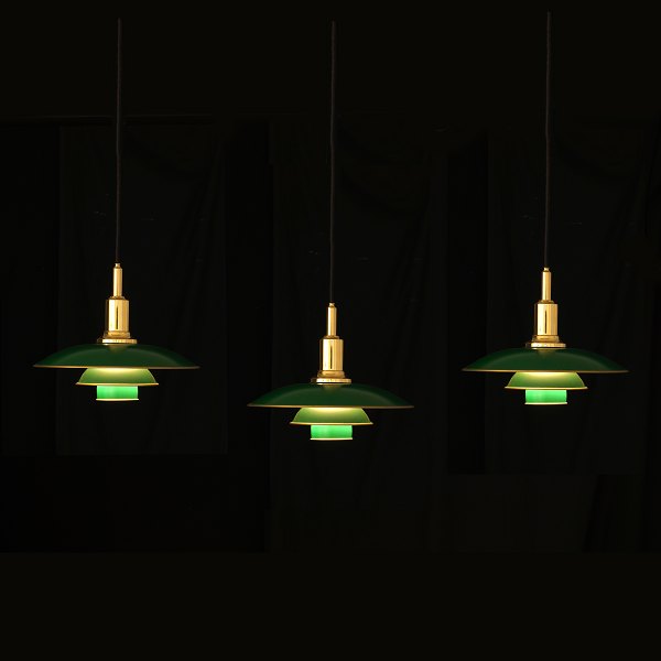 Poul Henningsen: Satz von drei Deckenlampen aus grünlakiertem Metall. 
Hergestellt von Louis Poulsen. D: 30cm