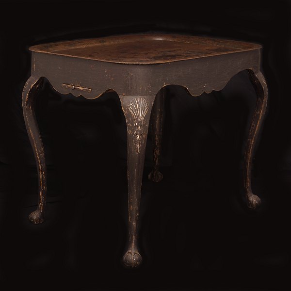 Sortdekoreret rokoko bord med metalplade og rester af forgyldning. Plade i form af metalbakke. Bord med lysudtræk. Danmark ca. år 1760. H: 72,5cm. Bakke: 67x84cm