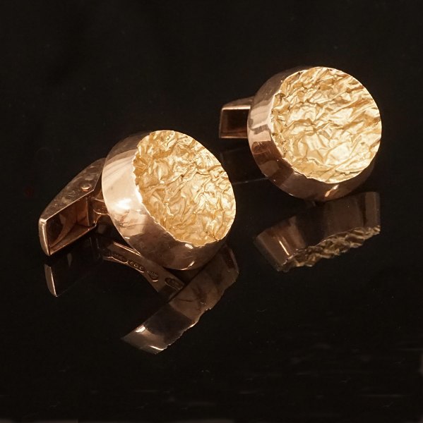 A pair of 14kt gold cufflinks. D: 1,9cm. W: 12,7gr