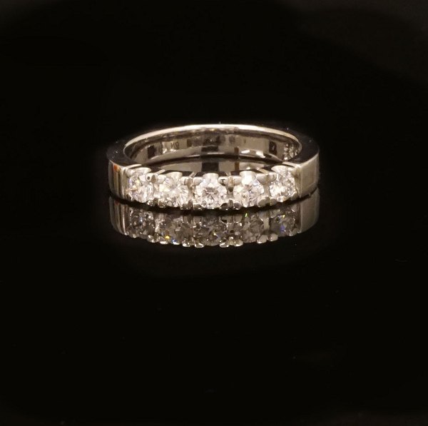 14kt hvidguld alliance ring med fem 0,1ct diamanter. I alt 0,5ct. Ringstr. 54-55