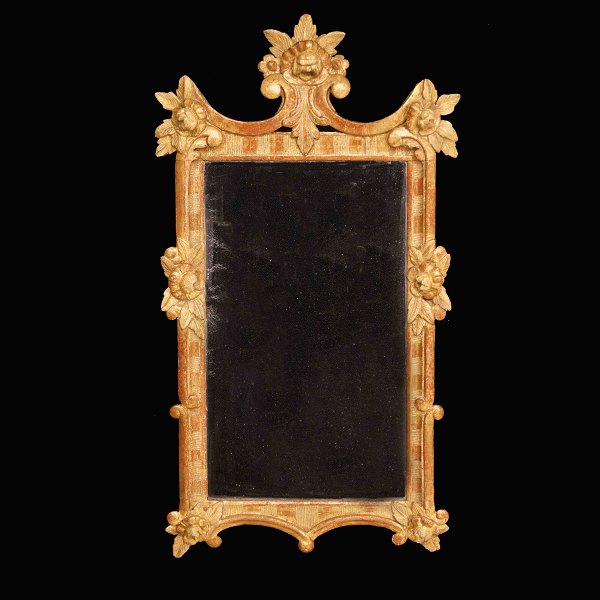 Forgyldt rokoko spejl. Danmark ca. år 1760. Mål: 90x49cm