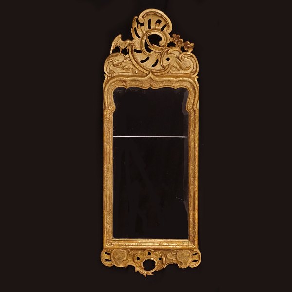 Rigt udskåret og forgyldt rokoko spejl. Danmark ca. år 1750-60. H: 99cm. B: 38cm