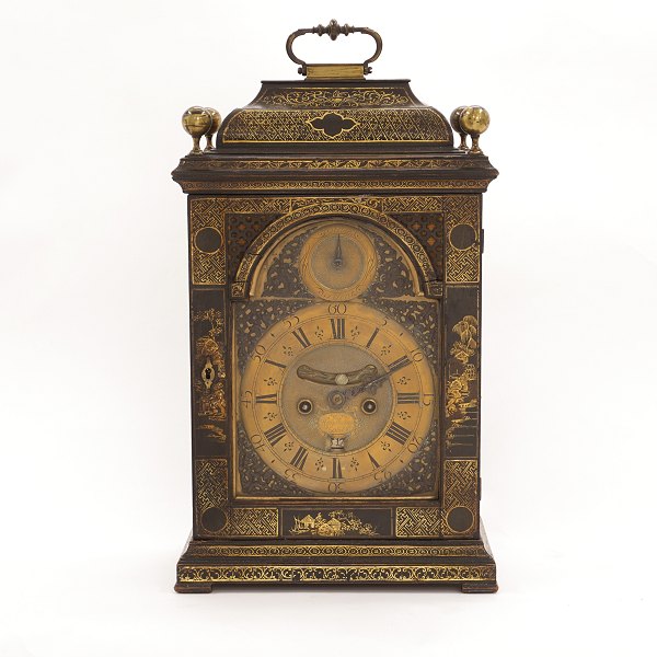 George II lygteur i kasse af sort lak med guldkineserier. Værk med klokkespil, dato og repetition. Signeret Henry Watson London, mester 1720-50. H: 47cm