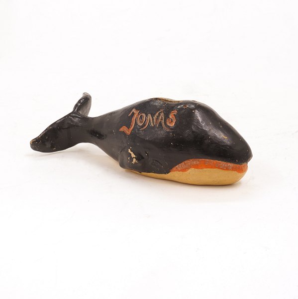 Sparebøsse i lertøj i form af hval med påskriften "Jonas". L: 19cm