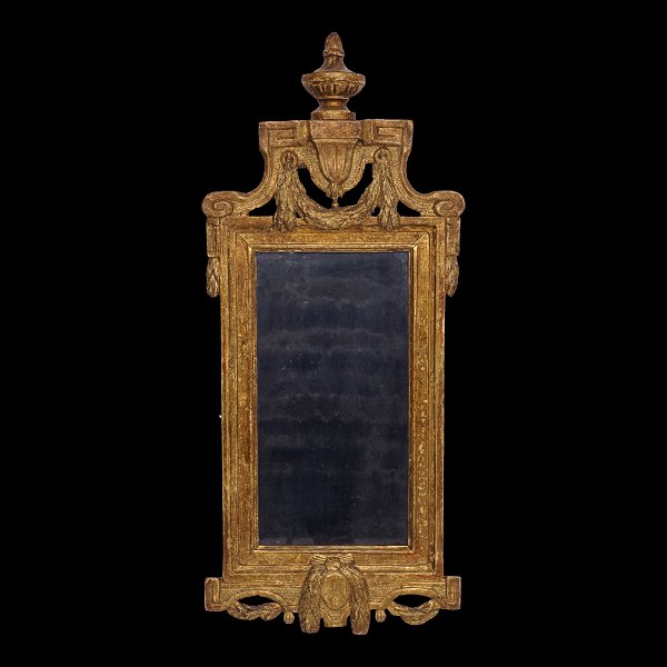 Forgyldt Louis XVI-spejl rigt udskåret med guirlander og vase. Danmark ca. år 1780. Mål: 80x35cm
