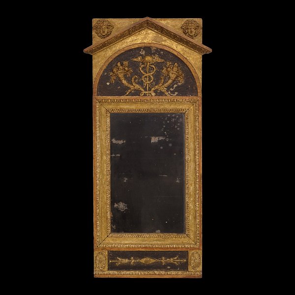 Delvist forgyldt sengustaivansk spejl. Sverige ca. år 1800. Mål: 91x39cm