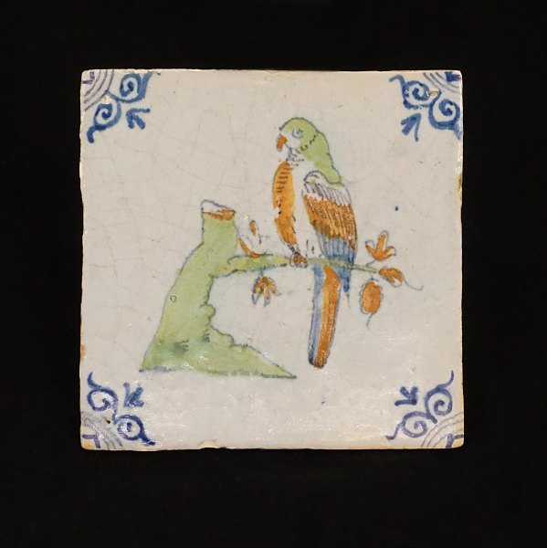 Polykromdekoreret flise med papegøjemotiv. Holland ca. år 1640. Størrelse: 13x13cm