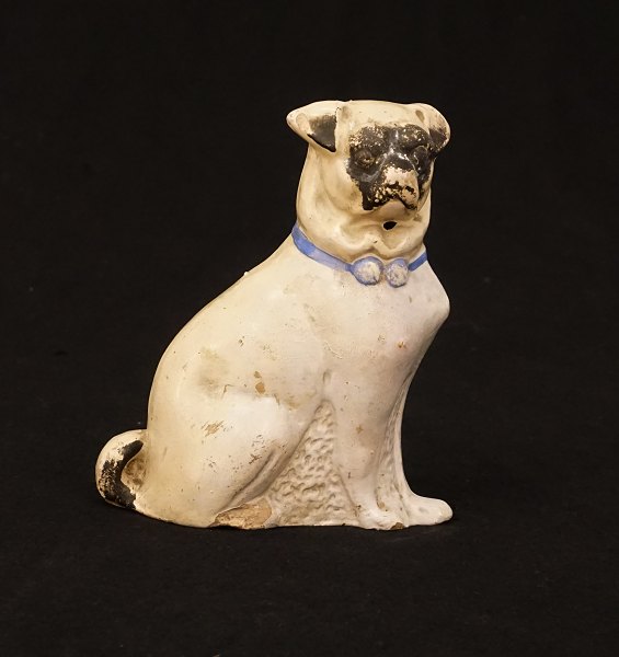 Sparebøsse i form af hund, lertøj. Danmark circa år 1900. H: 12cm