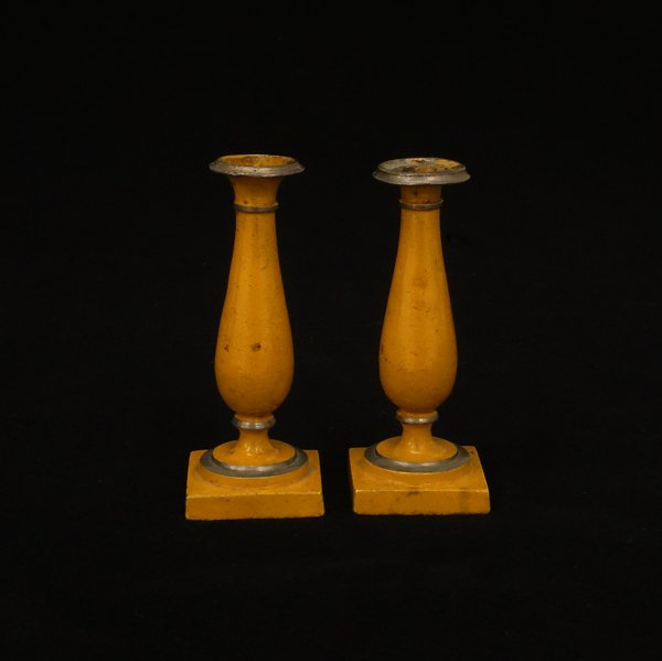 Et par originaldekorerede miniature tulipanstager. Danmark ca. år 1830. H: 10cm
