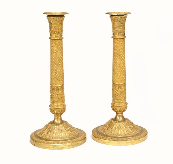 Et par lueforgyldte bronzestager. Frankrig ca. år 1810-20. H: 32cm