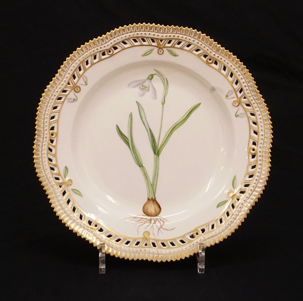 Royal Copenhagen: Flora Danica tallerken med hvælvet gennembrudt fane. "Galanthus Vivalis L." #20/3553. D: 25cm