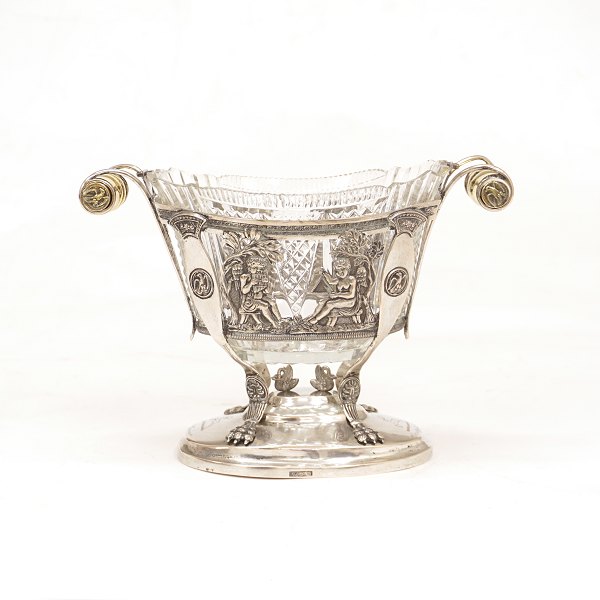 Kandisskål i sølv. Wolfgang Petersen, Haderslev, 1825-51: Kandisskål i sølv med forgyldte håndtag og krystalindsats. H: 15,5cm. L: 21,5cm