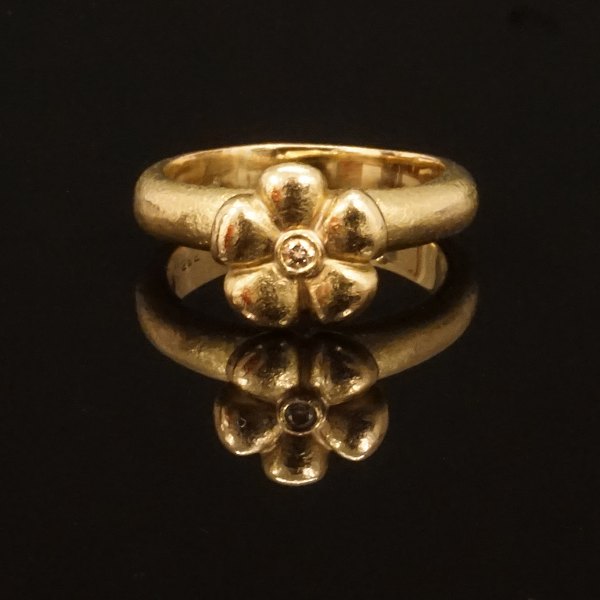 Lynggaard ring blomst. Charlotte Lynggaard Blomst ring i 14kt guld med diamant. Stemplet Ole Lynggaard & Charlotte Lynggaard. Ringstr. 58. V: 8,7gr