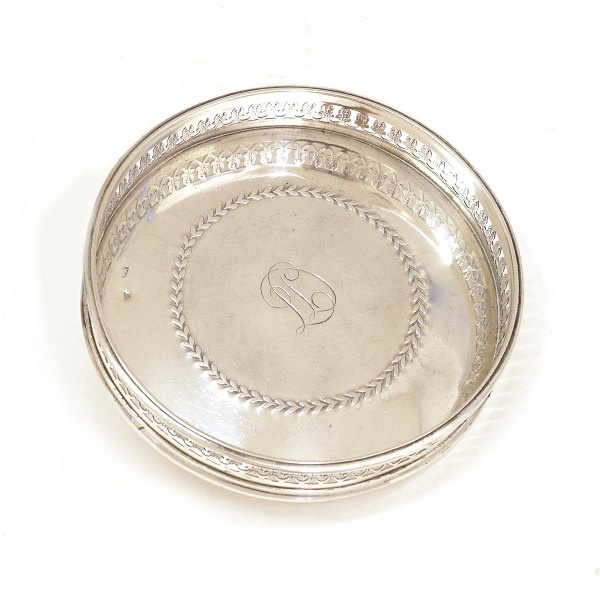 Coaster/flaskebakke  i sølv. Stemplet. Fremstillet ca. år 1840. H: 2,3cm. D: 12,5cm. V: 140gr