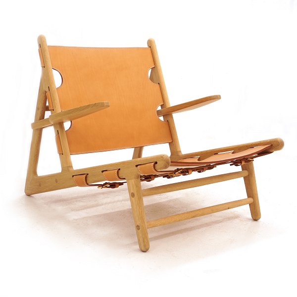 Jagtstolen designet af Børge Mogensen i 1950. Fremstillet i eg og kernelæder. Fremstår let patineret