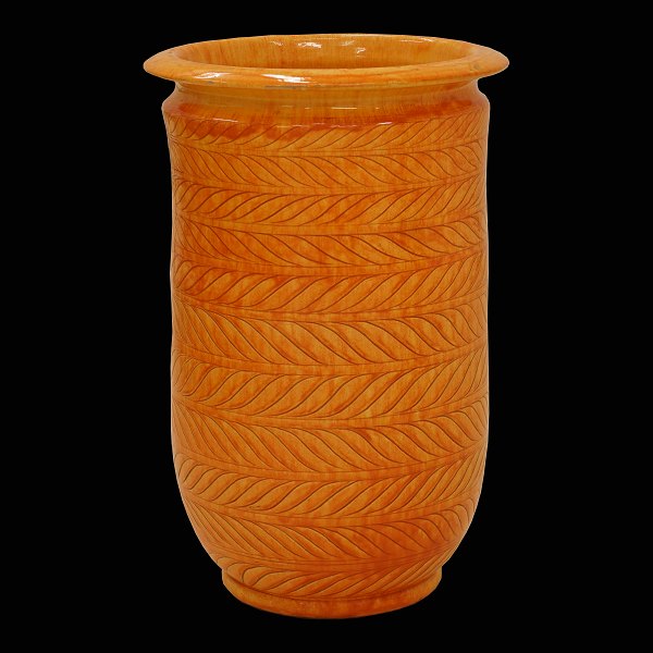 Stor Kähler vase med reliefmønster i form af blade. Signeret "HAK". Keramik. Urangul glasur. H: 47cm