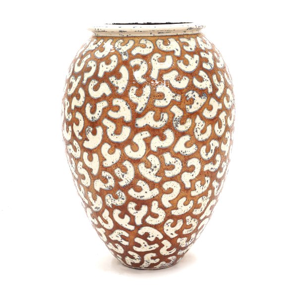 Per Weiss kolossal vase. Per Weiss, f. 1953, kolossal vase i keramik. H: 65cm. D: 47cm