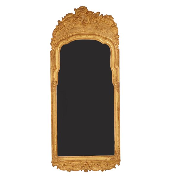 Forgyldt og rigt udskåret rokoko spejl. Sverige ca. år 1770. Mål: 125x53cm