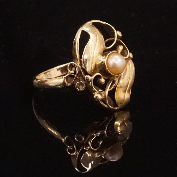Art Nouveau ring i 14kt guld med perle. Ringstr: 57
