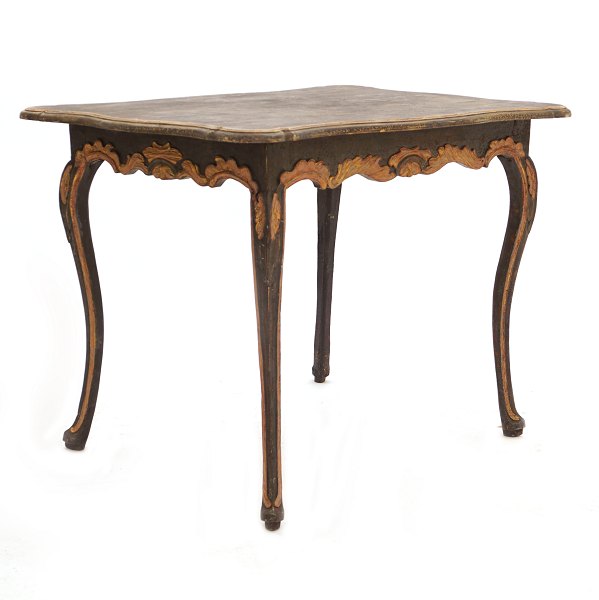 Sort dekoreret rokoko bord med svejfede ben og plade med talrige forgyldte skæringer. Sverige ca. år 1760. H: 77cm. Plade: 72x103cm