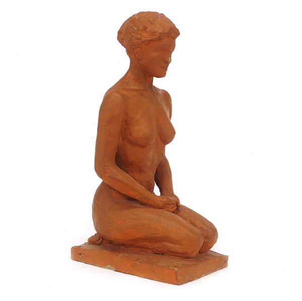 Skulptur af knælende kvinde modelleret i ler. H: 40cm. B: 14cm. L: 22cm