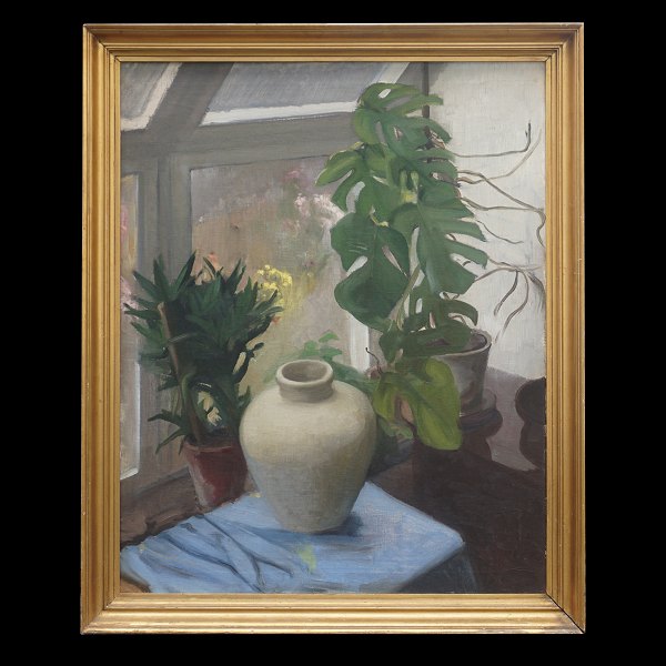 Inger Borchsenius, 1909-90, olie på lærred. Opstilling med vase og potteplanter i vindueskarm. Signeret og dateret 1946. Lysmål: 84x67cm. Med ramme: 94x77cm