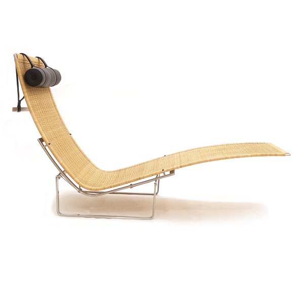 Poul Kjærholm PK 24 chaiselong / Hammock chair med peddigrør og stel i rustfrit stål. Nakkepude i sort læder. Produceret af Fritz Hansen. Design fra 1965. H: 88cm. L: 150cm. B: 69cm