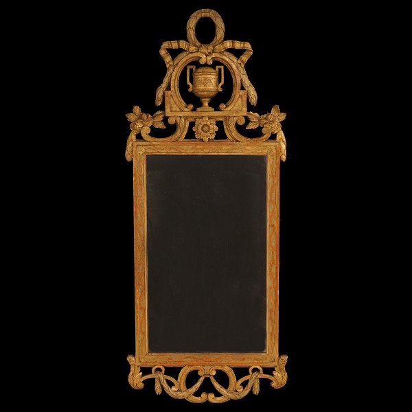 Forgyldt spejl med talrige skæringer. Slesvig-Holsten ca. år 1770 i overgangen mellem rokoko og Louis XVI stil. Mål: 138x58cm