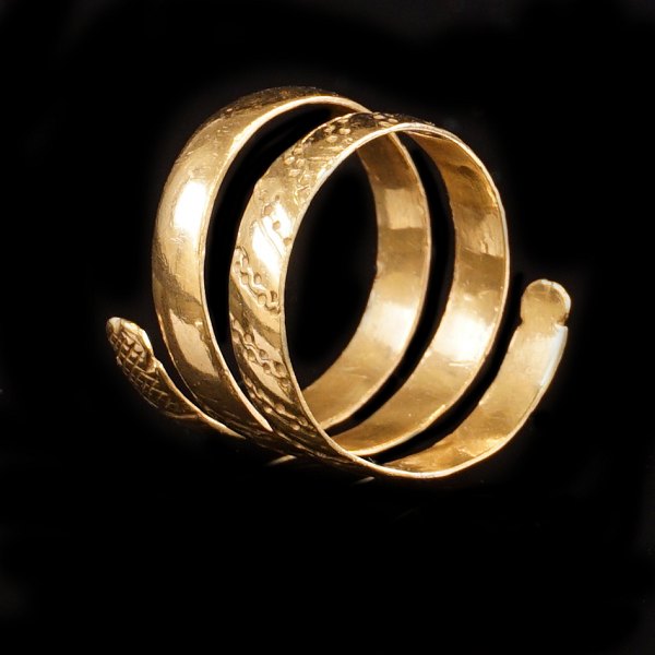 1700 tals sønderjysk guldring. Spiralformet guldring, jordfund fra Aabenraa området. Udført af Berthold Sørensen Rosendahl, Aabenraa 1753-99. V: 5,2gr