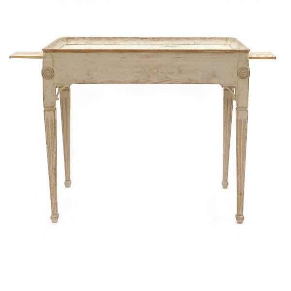 Original dekoreret gustaviansk bakkebord med udtræk til lysestager. Let retoucheret. Sverige ca. år 1780. H: 76cm. Bakke: 85x51cm