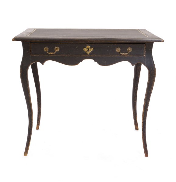 Sortdekoreret rokoko skrivebord med læderindlæg på plade. Sverige ca. år 1760. H: 74cm. Plade: 85x60cm