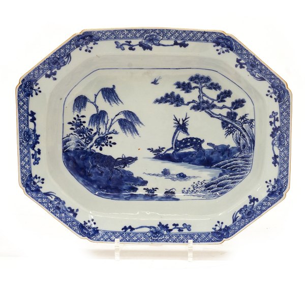 Dybt blådekoreret kinesisk fad i porcelæn. Qing dynastiet 18. århundrede. Mål: 30x37cm