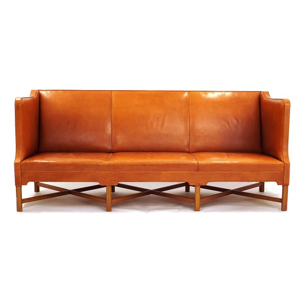 Kaare Klint sofa i patineret naturskind med ottebenet krydsstel udført i 
mahogni. God stand uden skader. L: 199cm. H: 82cm. D: 80cm