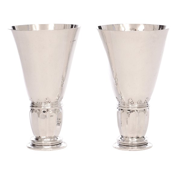 An early pair of Georg Jensen hammered sterlingsilver vases 52. Dated 1922. H: 
16cm. W: 362gr