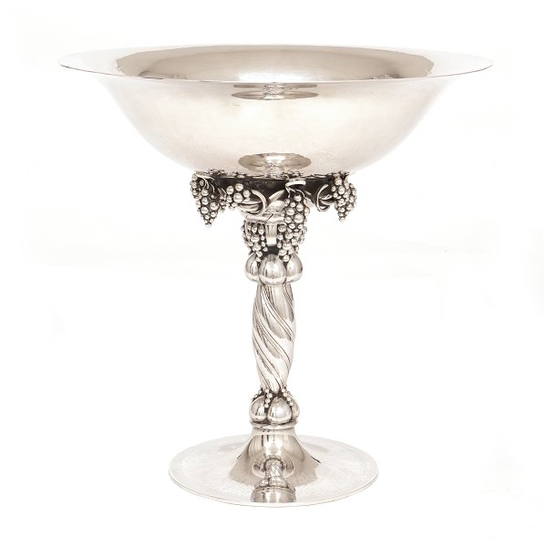 Georg Jensen very large sterlingsilver grape tazza 264B. H: 31cm. W: 1.842gr. D: 
31cm