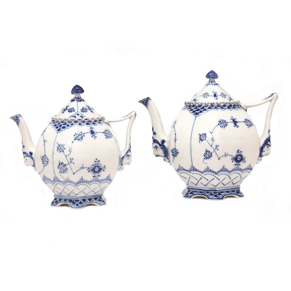 Royal Copenhagen blue fluted full lace tea pots 1118 & 1119cm. H: 17 & 19cm