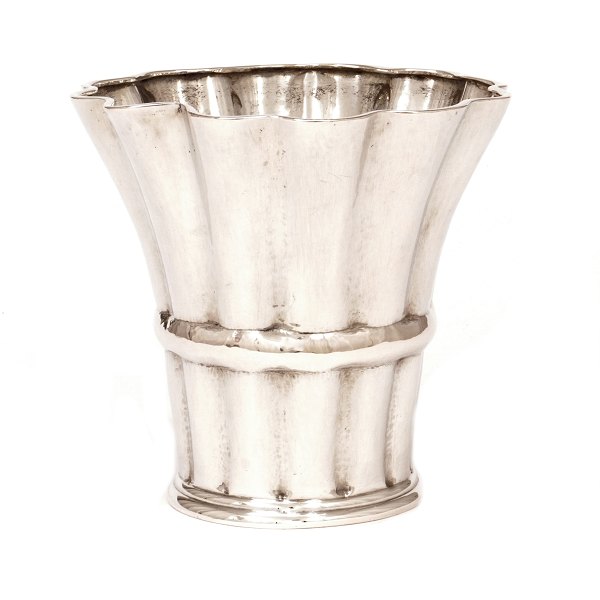 Mogens Ballins Eftf. sølvvase. Mogens Ballin, 1871-1914, Eftf. stor vase i sølv. 
H: 15cm. D: 16,5cm. V: 453gr