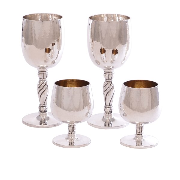 Satz von zwei Weinbechern und zwei Cognacbechern aus kräfigem Sterlingsilber von Holmsted. H: 18 & 9cm. G: 1.068gr