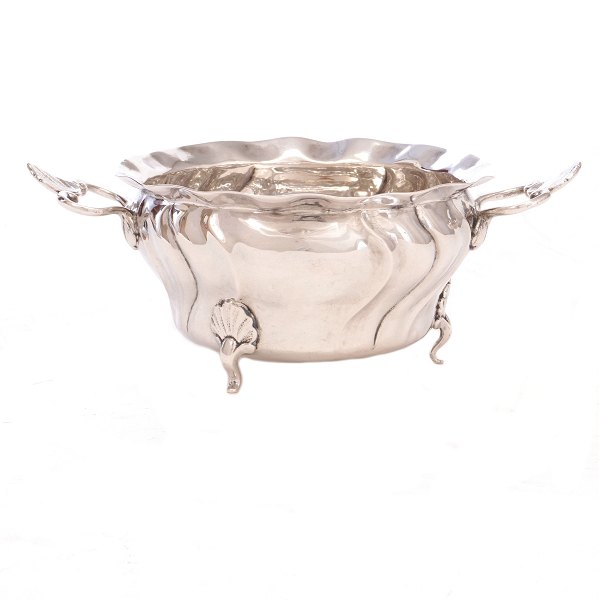 Skævknækket sukkerskål i sølv med hanke stående på tre fødder. Mester I H Røschke, København, 1754-93, dateret 1754. H: 7,3cm. V: 259gr