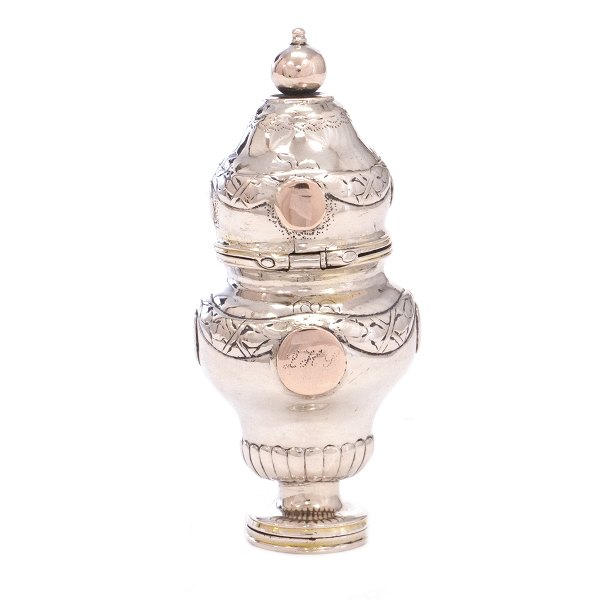 Hovedvandsæg af sølv udført af mester Fridrich Mørch, København, år 1775. H: 8cm