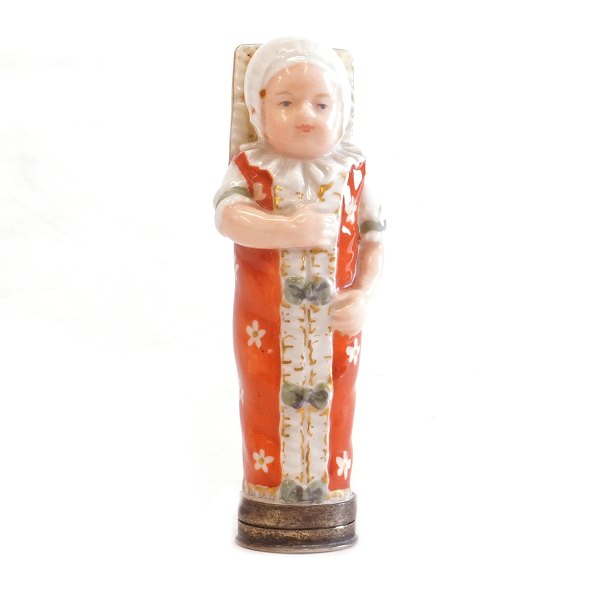 Royal Copenhagen: Nålehus i porcelæn i form af svøbelsesbarn. Fremstillet omkring år 1800. L: 9cm